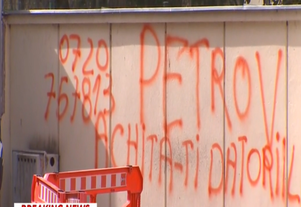 Gardul vilei de protocol în care locuieşte fostul preşedinte Traian Băsescu a fost vandalizat
