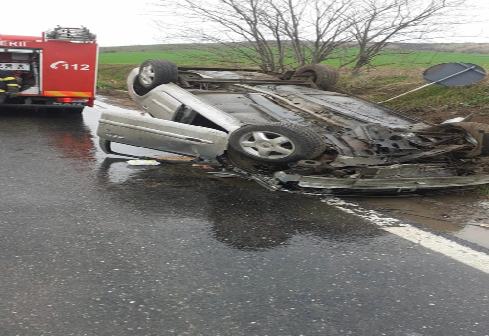 Accident spectaculos, mașină răsturnată pe drumurile din Tulcea. Cinci victime