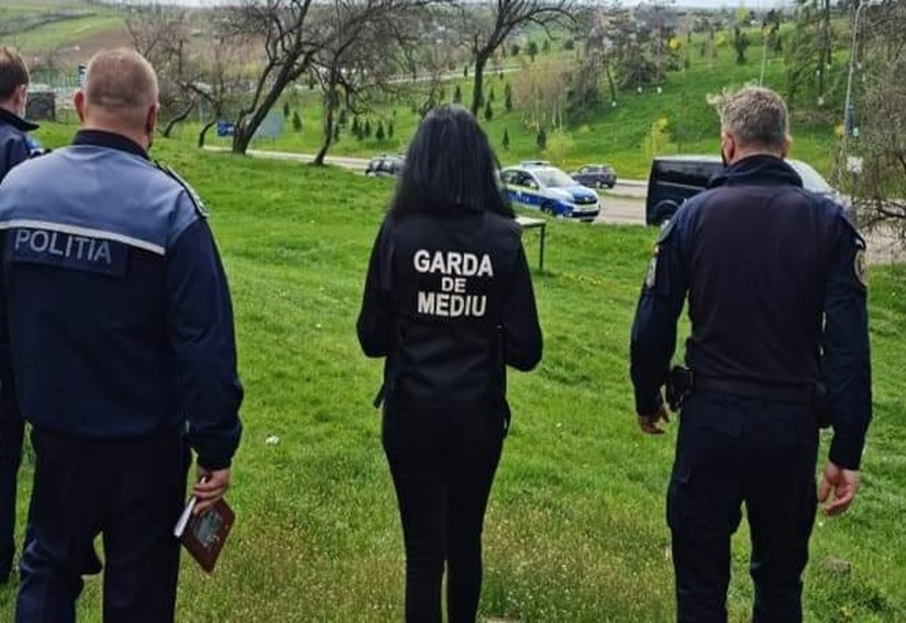 Dâmboviţa. Acţiune a poliţiştilor, a comisarilor Gărzii de Mediu şi a jandarmilor, în cadrul campaniei „Curăţăm România”