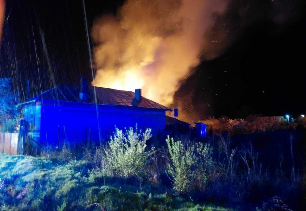 Incendiu puternic, într-o comună din Olt: Trei tone de lemne de foc şi o anexă, mistuite de flăcări (VIDEO)