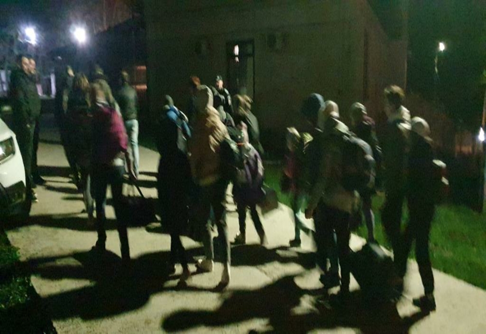 100 de refugiați, cazați noaptea trecută în tabăra de la Oglinzi