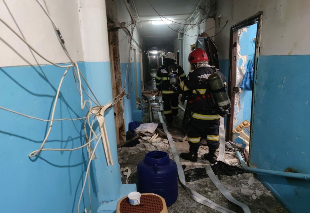 FOTO VIDEO Explozie urmată de incendiu într-un bloc din Constanța. Zeci de persoane evacuate