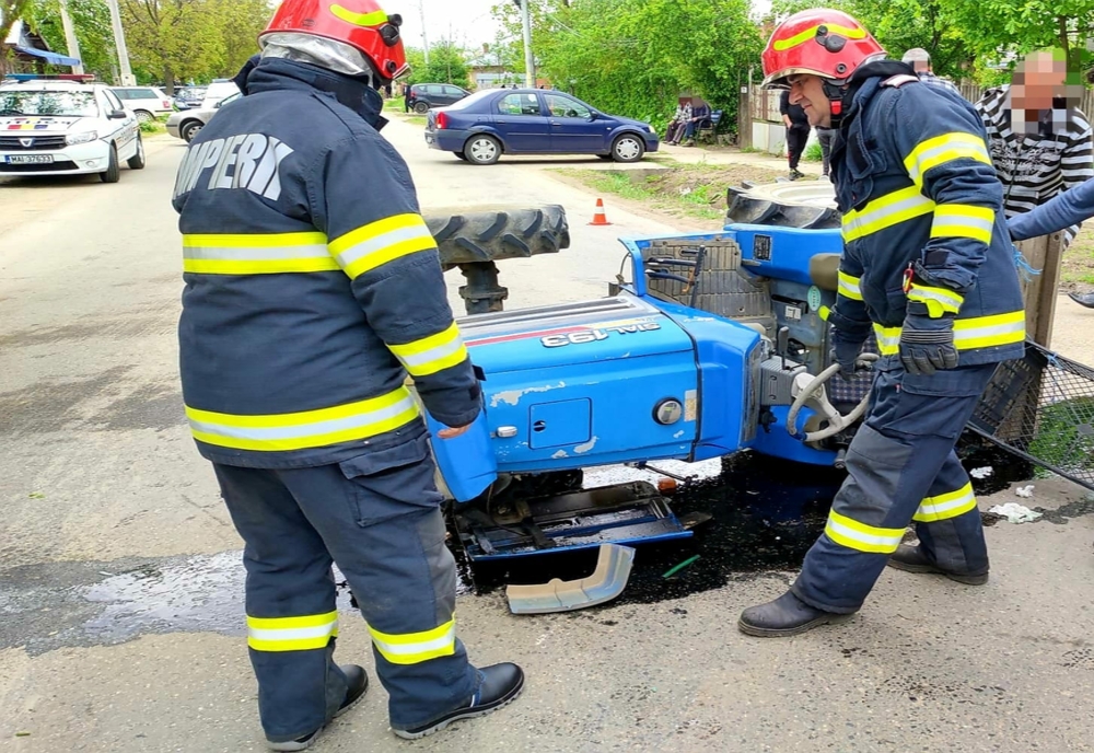 Impact între un tractor pentru grădină şi un autoturism, la Dobreni. Două persoane au fost rănite