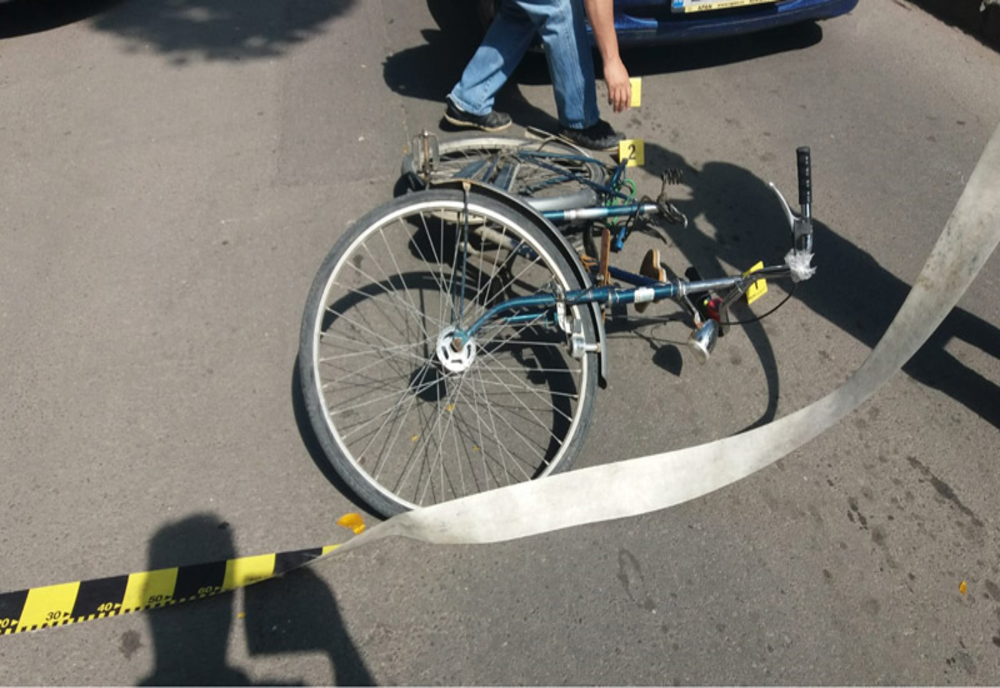 Dâmboviţa. Biciclist lovit de o mașină în Dărmăneşti! A fost transportat de urgență la spital pentru îngrijiri medicale