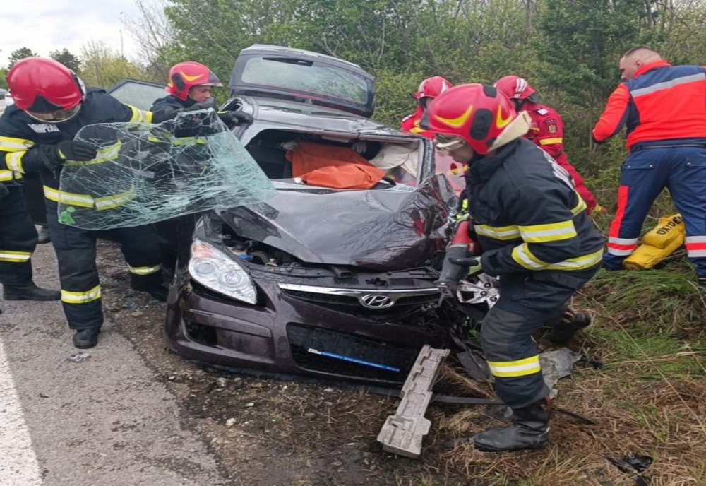 Impact devastator pe DN72,  în Dâmbovița! Ciocnire violentă între un autoturism și un TIR. Unul dintre șoferi care a rămas încarcerat, a decedat