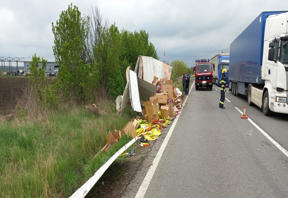 Dâmboviţa. Camion răsturnat în șanț, pe DN 72, la Dărmăneşti. O persoană a fost rănită