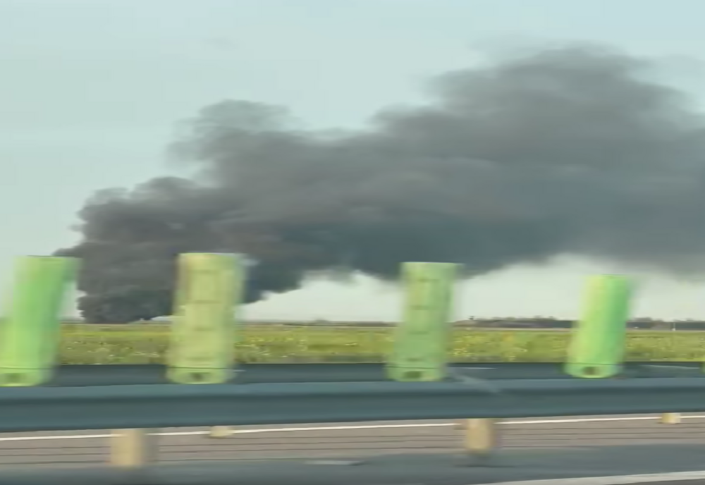 VIDEO Arde un centru de maşini dezmembrate din Călăraşi