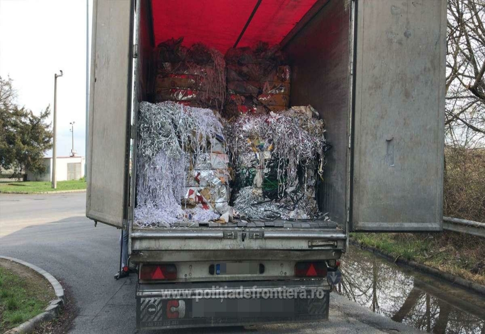 Aproape 23 de tone de deșeuri din hârtie, oprite la Vama Borș