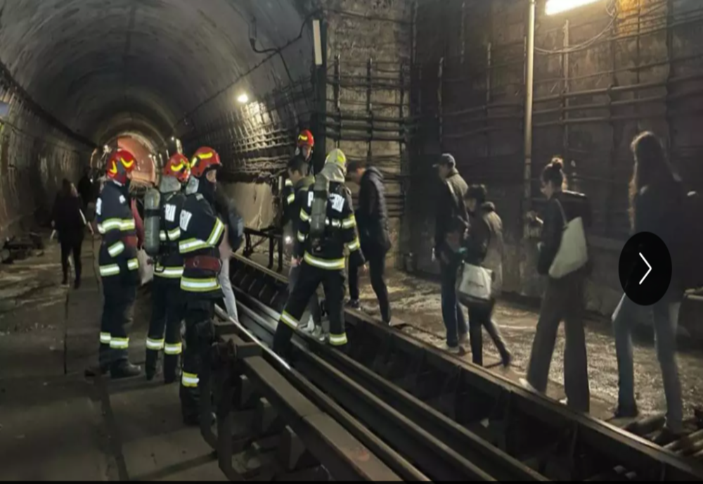 Garnitură de metrou oprită între stațiile Grivița și Basarab. Călătorii, evacuați prin tuneluri