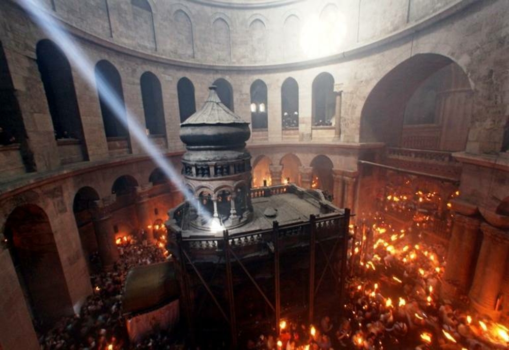 Lumina Sfântă de Paște, considerată un miracol al ortodoxiei, va fi adusă sâmbătă seara de la Ierusalim