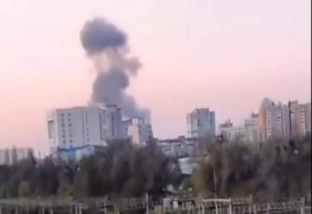 VIDEO | Două explozii puternice în centrul Kievului. Fumul se ridică deasupra orașului