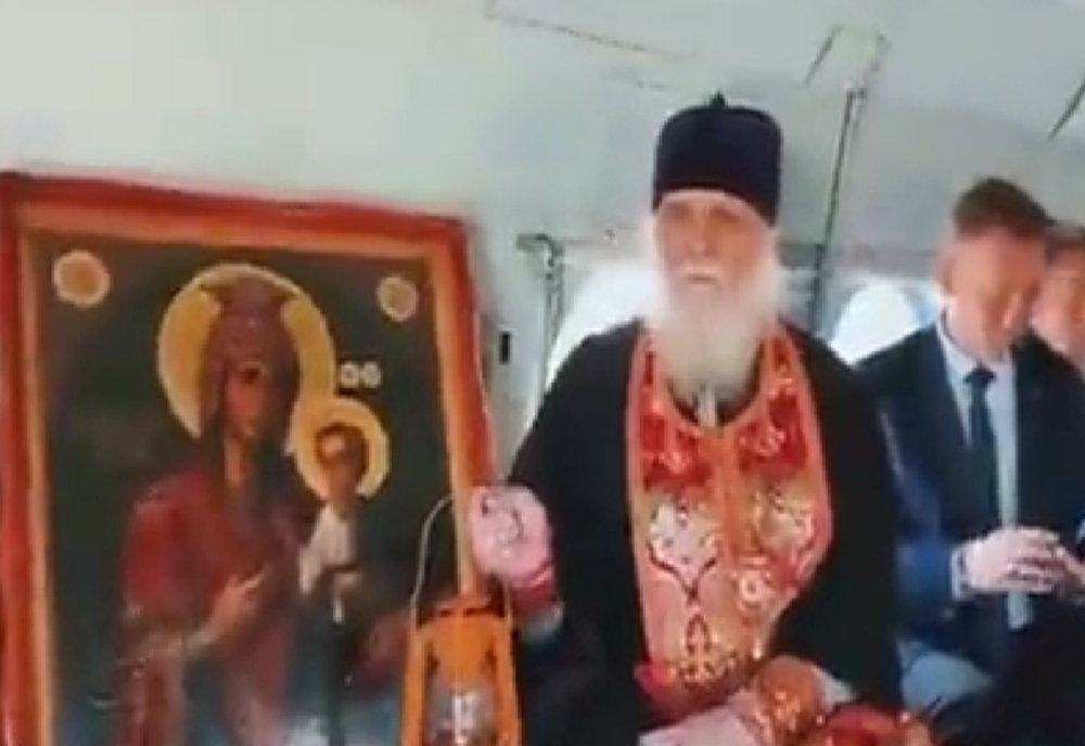VIDEO Preoți ruși au sfințit din avion o localitate, ca să o apere de atacurile ucrainene