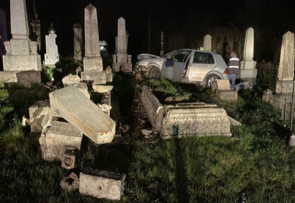 S-a întâmplat în Cluj: Un șofer băut și fără permis a intrat cu mașina într-un cimitir
