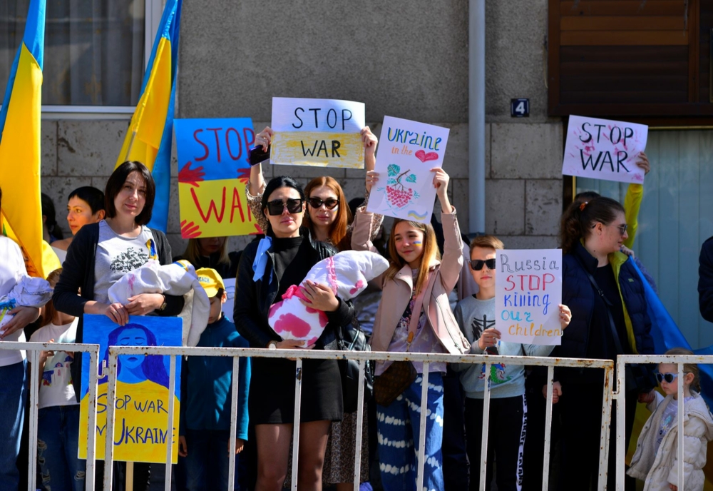 FOTO VIDEO Marșul mamelor. Femei şi copii din Ucraina, protest în faţa sediului Consulatului general al Federaţiei Ruse 