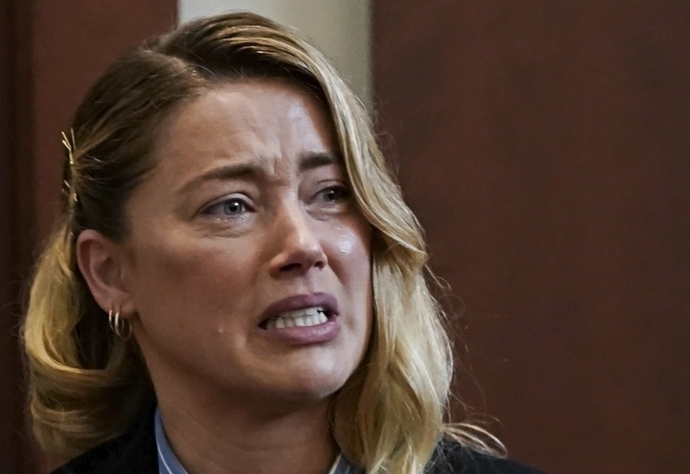 Amber Heard a izbucnit în lacrimi în fața judecătorului. Actrița povestește cum a fost violată de Johnny Depp