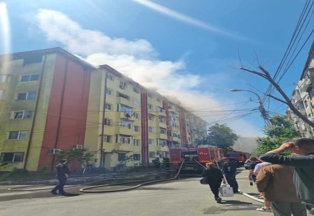 VIDEO Incendiu violent în Năvodari. Zeci de locatari evacuați dintr-un bloc