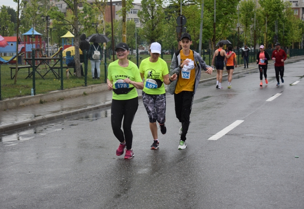 Cros şi semimaraton, la Slatina. Sute de oameni au alergat în cadrul competiţiei, în ciuda ploii