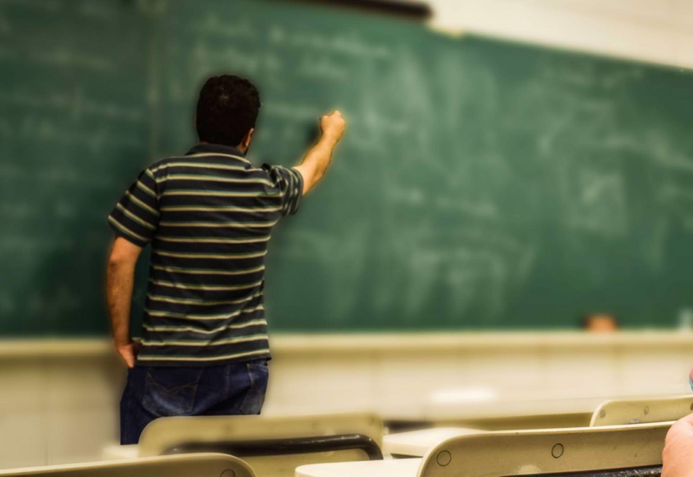 Cîmpeanu: Elevii nu vor mai da teste pe hârtie și dispare tabla clasică – MODIFICĂRI majore pentru școlari