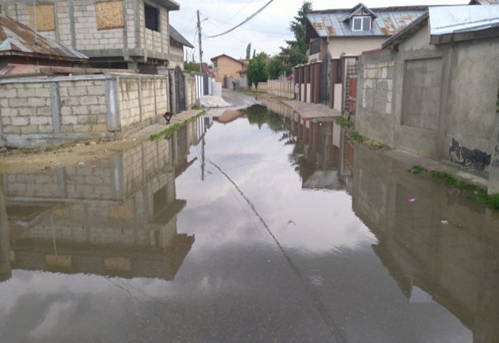 Mai multe gospodării din Dâmboviţa au fost inundate în urma precipitațiilor abundente căzute