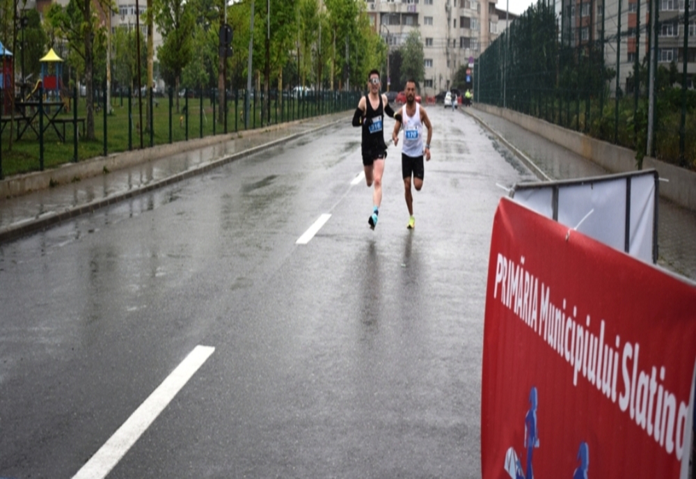Sportivii au ales să alerge astăzi prin ploaie în Slatina