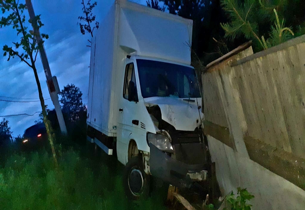 Accident în Roata de Jos. O autoutilitară scăpată de sub control a lovit gardul unei case şi un stâlp de telefonie