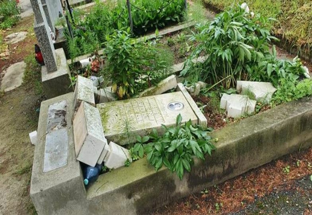 Morminte vandalizate într-un cimitir din Caransebeş