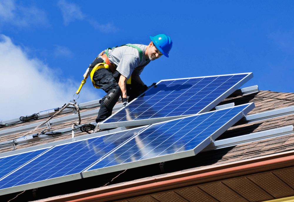 Panouri fotovoltaice instalate pe acoperişurile fermelor. Fermierii primesc bani europeni