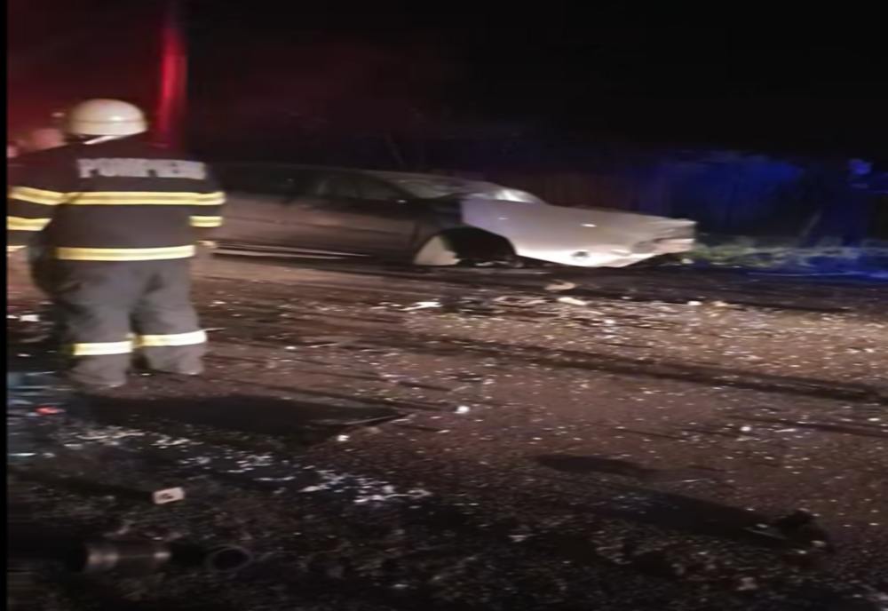 VIDEO Trei mașini implicate într-un grav accident. Două persoane au ajuns la spital