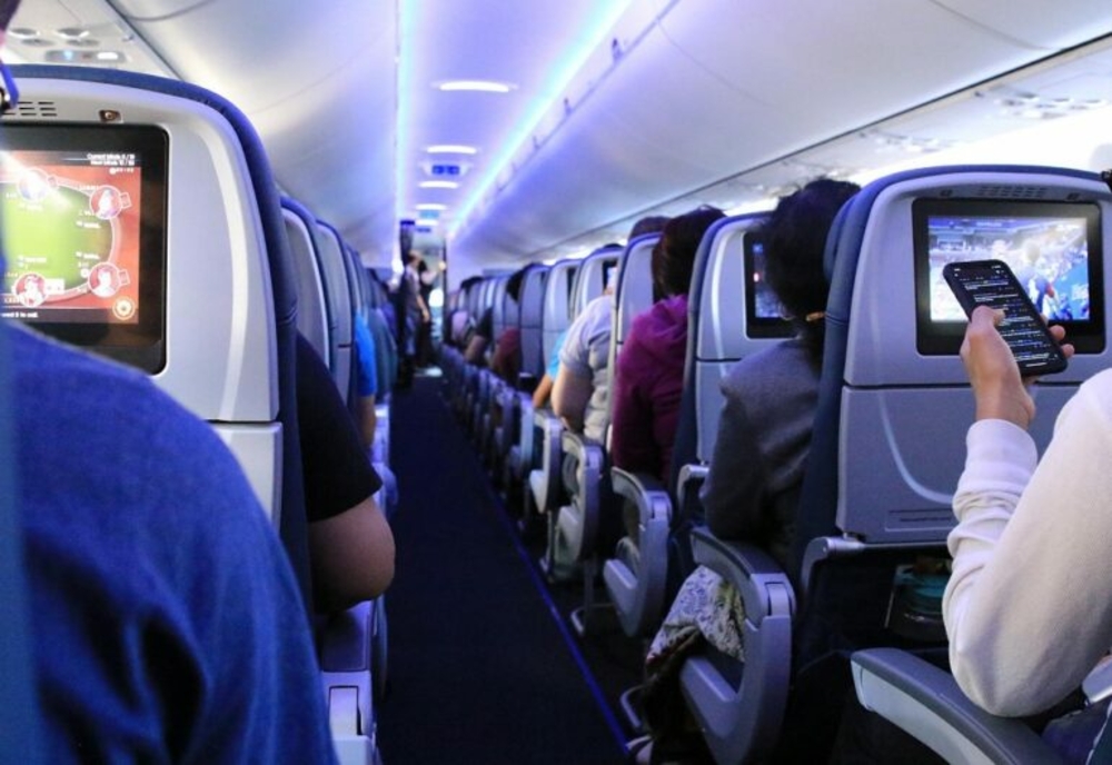 Masca nu mai este obligatorie în călătoriile cu avionul în Europa începând de luni – Ce restricții rămân neschimbate