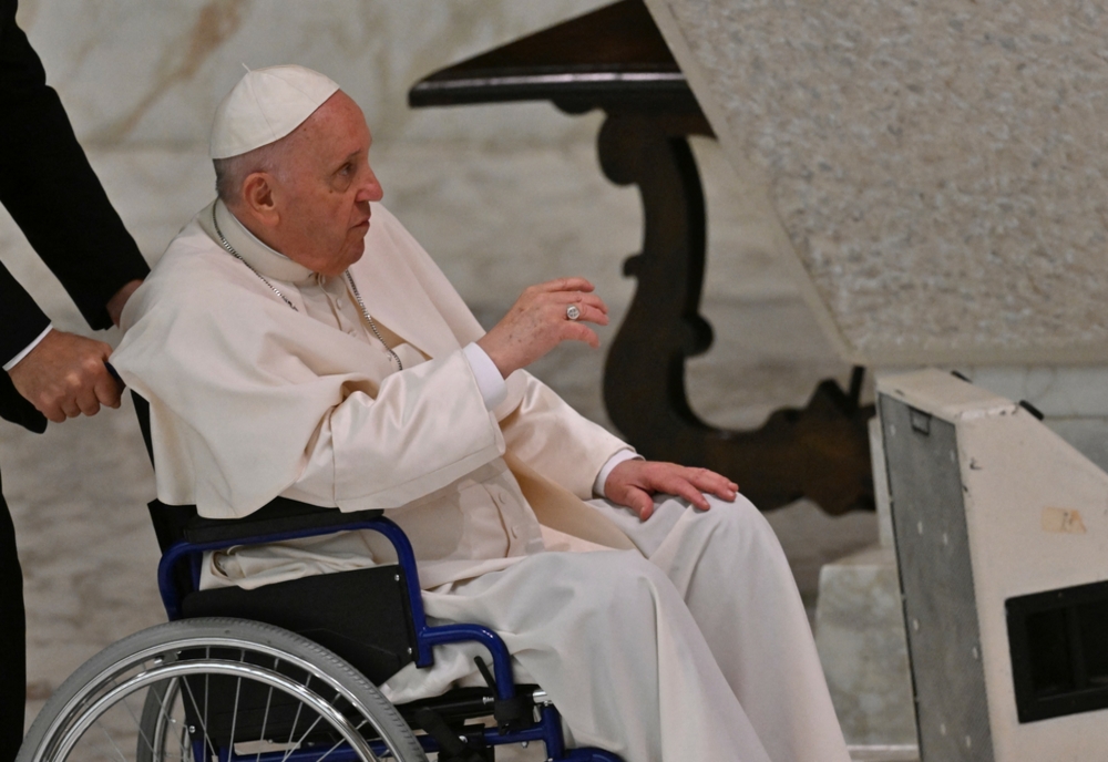 Papa Francisc, în scaun cu rotile în public
