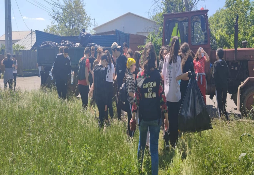 Circa 1200 kg de deșeuri strânse la o acțiune de ecologizare din municipiul Râmnicu Sărat