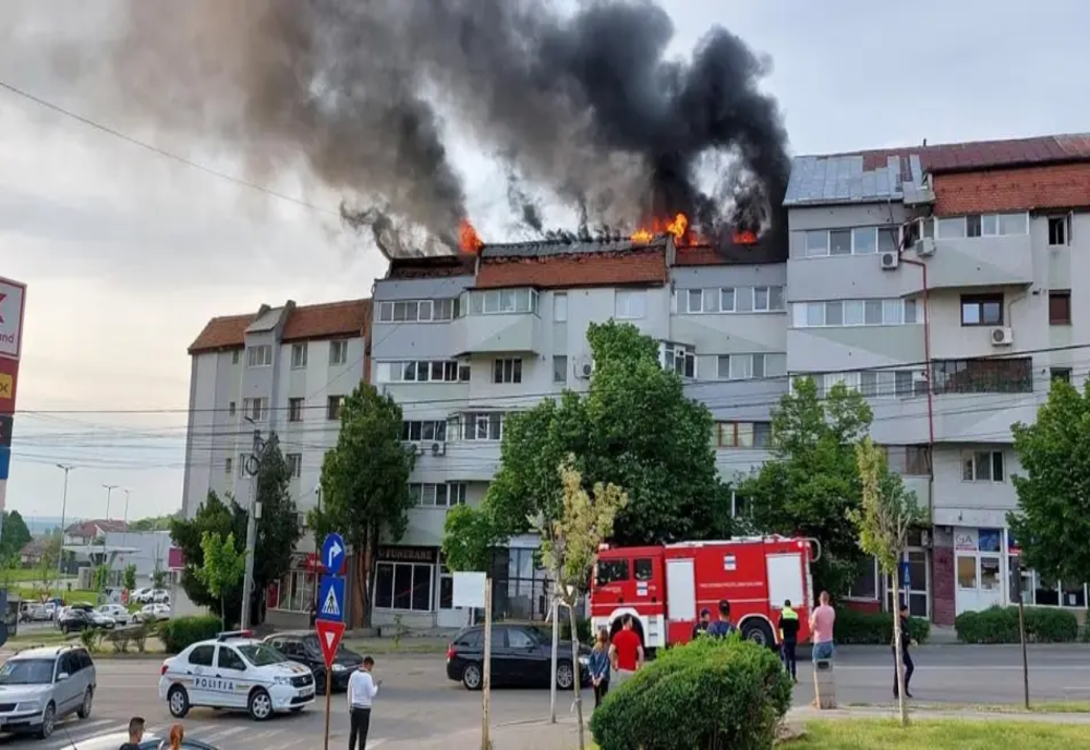 Incendiu violent, într-un bloc din Slatina. 16 persoane evacuate (VIDEO)