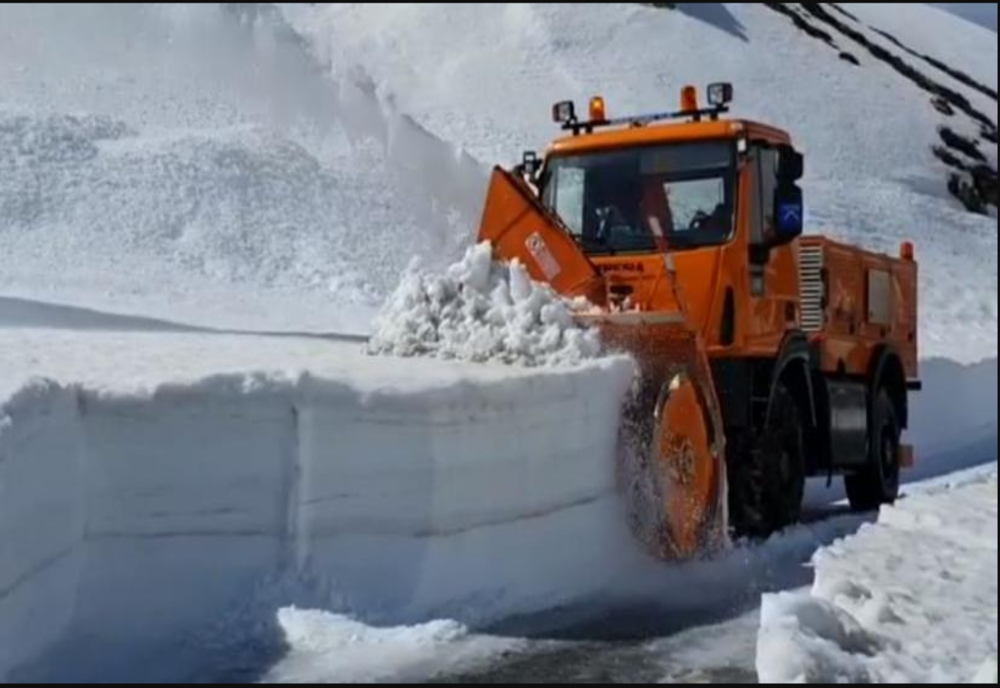 Șoferii nu pot tranzita curând Transalpina. Zăpada în cantități mari a necesitat dublarea utilajelor