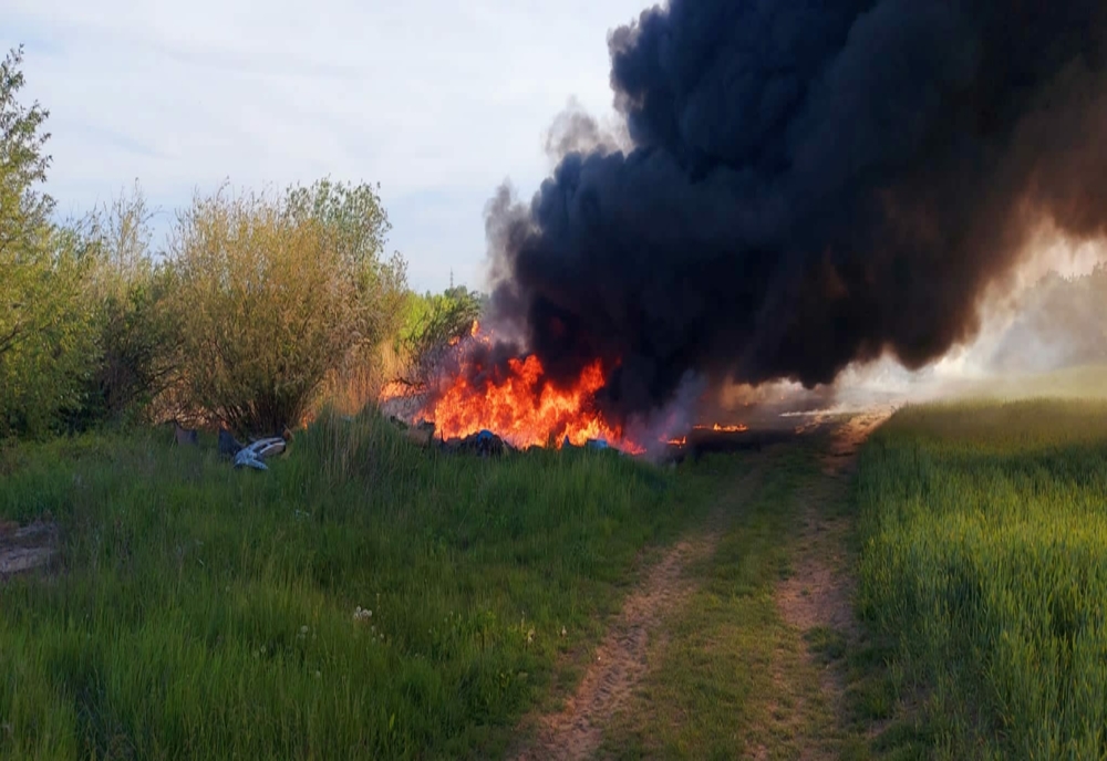 Giurgiu. Incendiu de mase plastice, anvelope şi vegetaţie uscată, la Bolintin Deal. Incendiu a pus în pericol două conducte de gaze