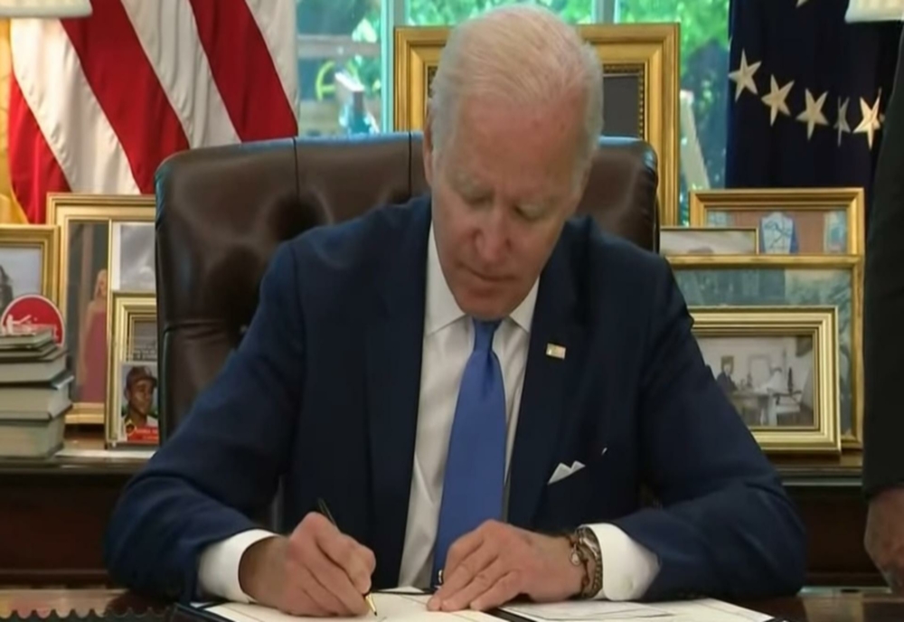 Joe Biden a semnat legea care ajută Ucraina în fața lui Putin. Același act a ajutat URSS împotriva lui Hitler