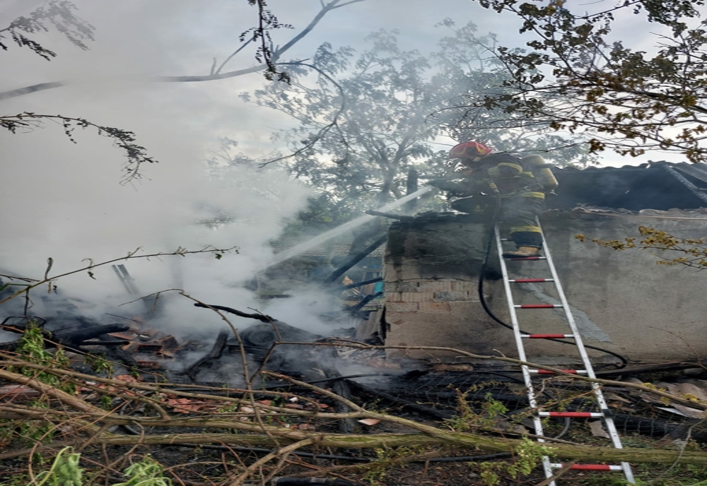 Incendiu produs de jarul nestins într-o gospodărie din Ion Roată