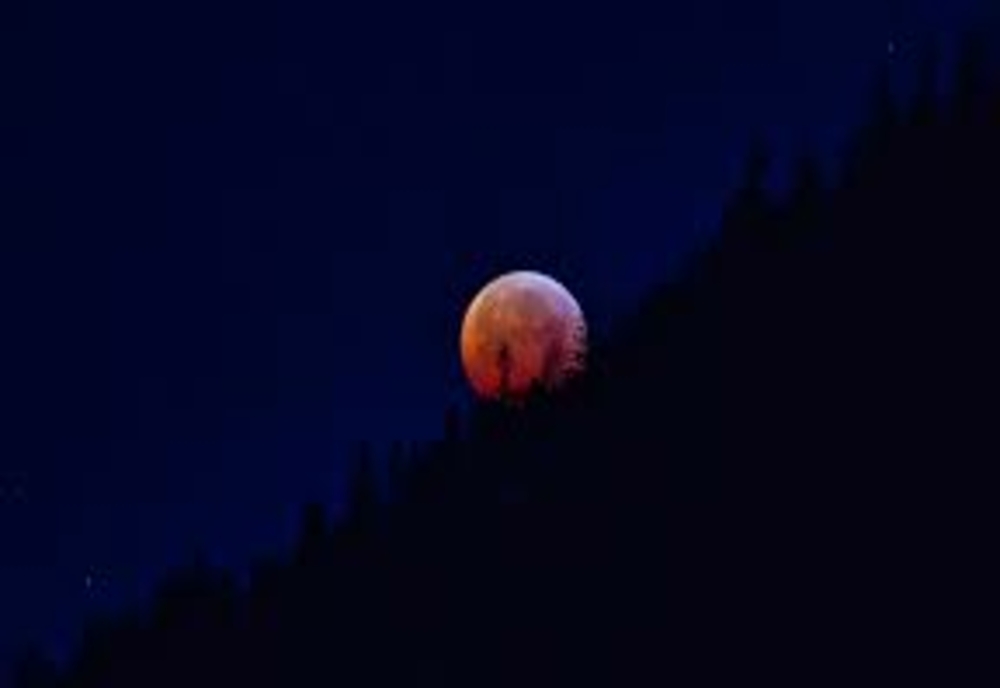Eclipsă totală de Lună în noaptea de duminică spre luni. La ce oră va fi vizibilă în România