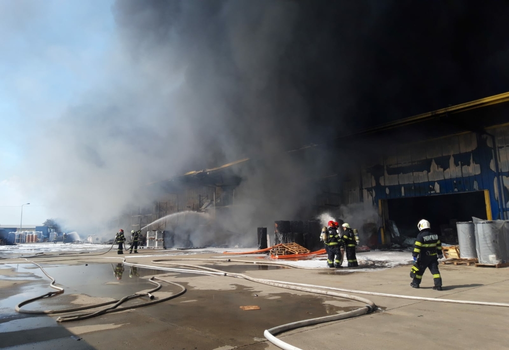 VIDEO: Incendiu de mari proporții la o hală din Oradea