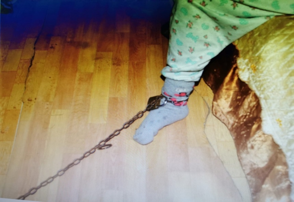 Femeie din Dolj arestată la domiciliu pentru lipsire de libertate după ce şi-a legat nepoata cu un lanţ de piciorul patului