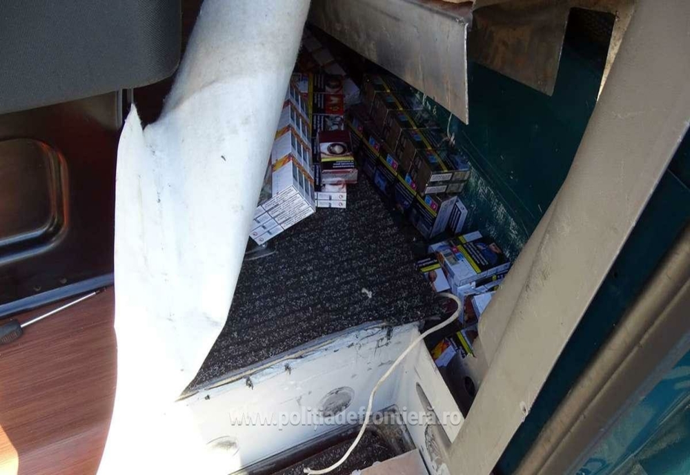 VIDEO | Zeci de mii de ţigări de contrabandă, găsite într-un microbuz, la Vama Calafat (Dolj)