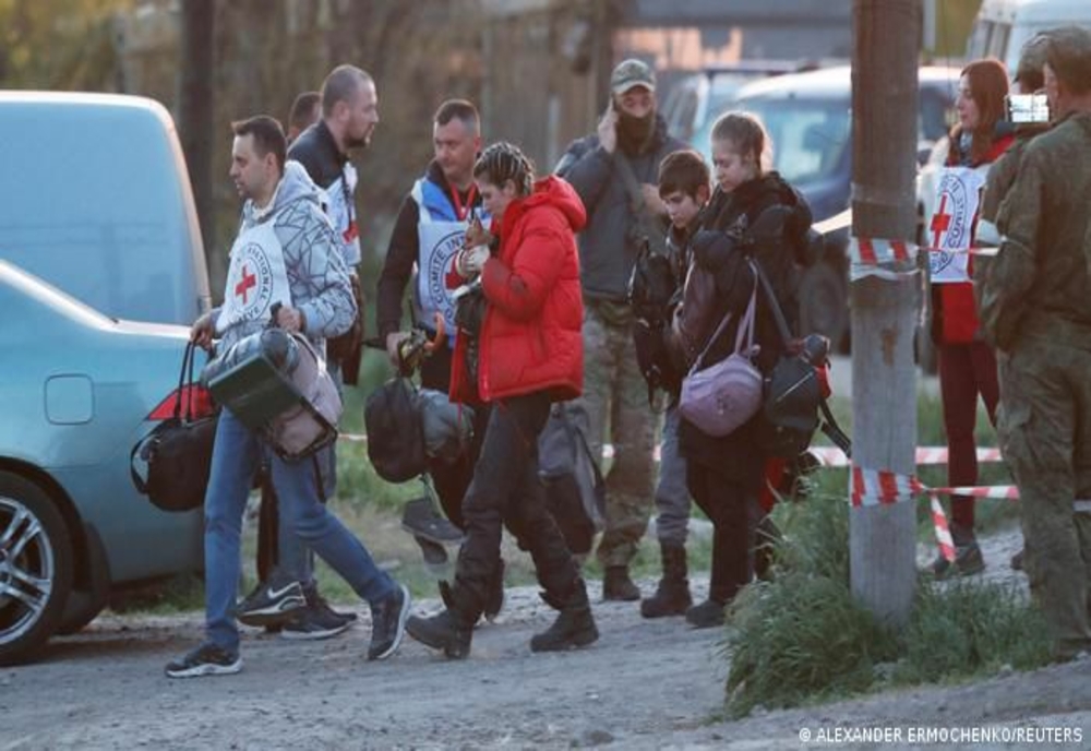 Copiii, femeile și bătrânii au fost evacuați din combinatul Azovstal