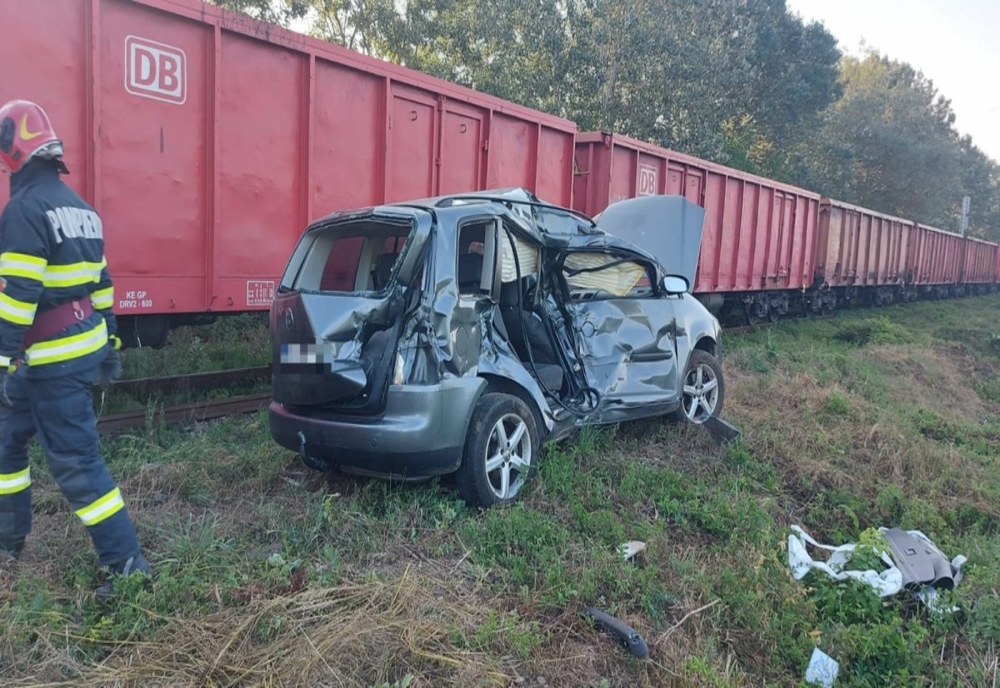 Mașină, lovită de tren în Aninoasa! Șoferul autoturismului, transportat la spital
