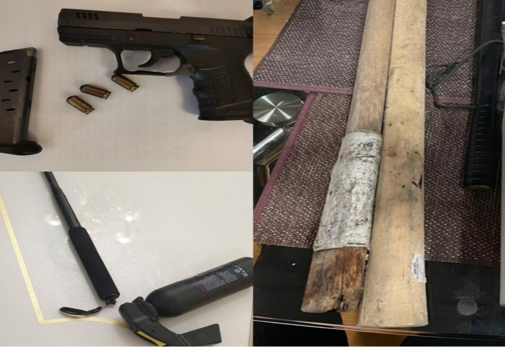 Arsenal de arme albe şi un pistol, găsite la locuinţele unor tineri din Dolj