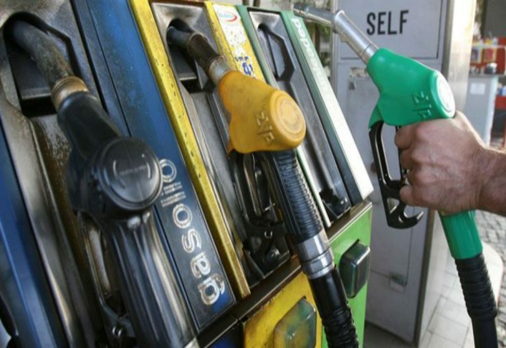 Guvernul a adoptat OUG pentru reducerea cu 50 de bani a preţului la carburanți