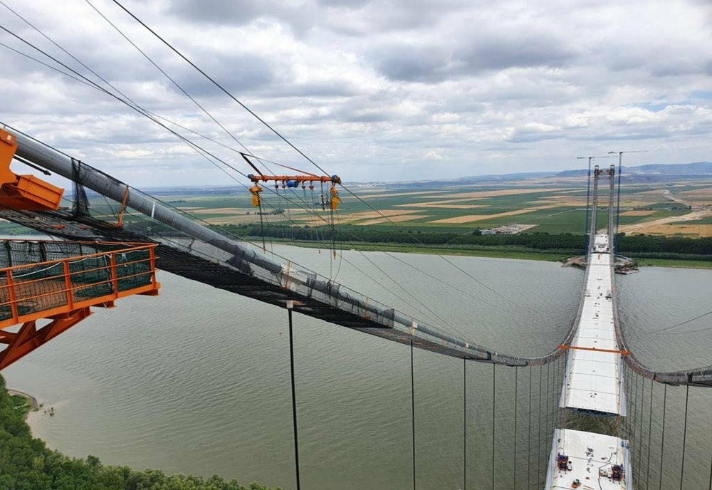 Ultimul tablier metalic al Podului suspendat peste Dunăre va fi montat marți, 28 iunie
