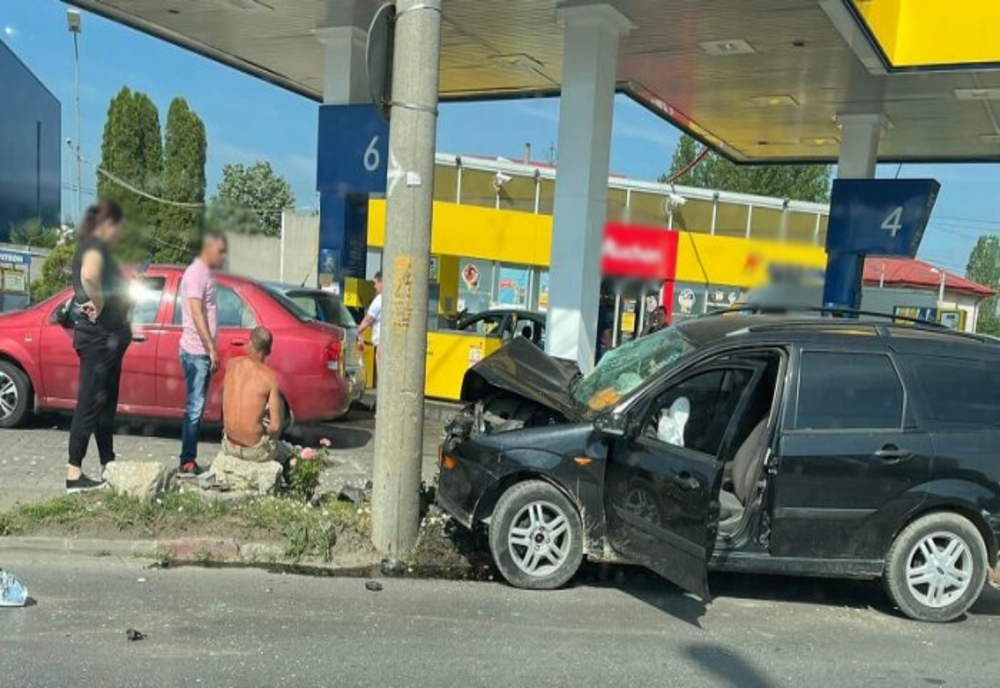 Accident în zona Hipodromului Ploiești. Un șofer a intrat cu mașina în stâlp