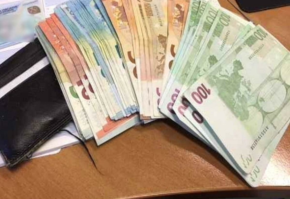 Bărbat reţinut după ce a furat 6000 de euro dintr-un ghiozdan din parc