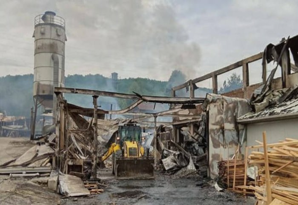 Garda de Mediu Prahova face verificări după ce o fabrică de mobilă a fost distrusă de un incendiu la Măneciu