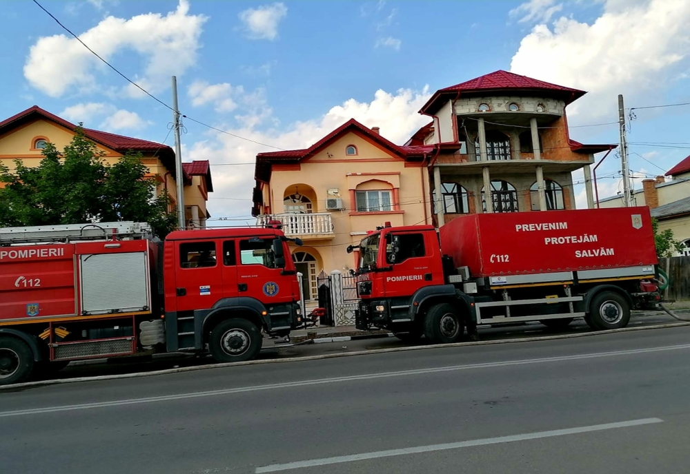 Giurgiu. O casă de pe strada Gării a luat foc. Două autospeciale de pompieri intervin la faţa locului