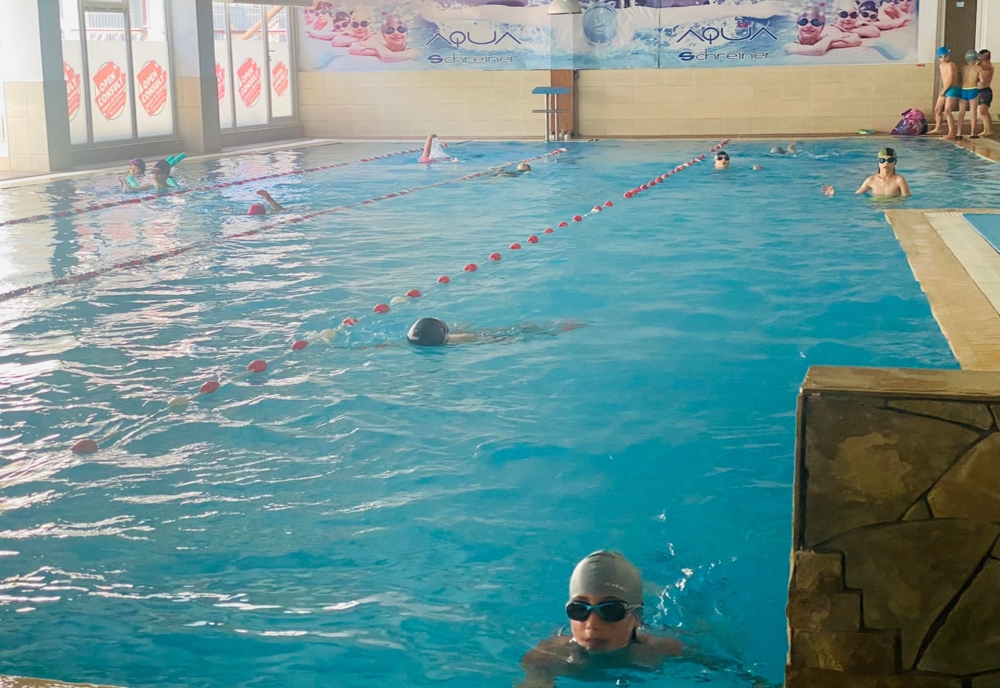 Peste 280 de copii de clasa a IV-a din Bistrița se bucură de abonamente gratuite pentru cursuri de înot! Înscrierile sunt încă deschise